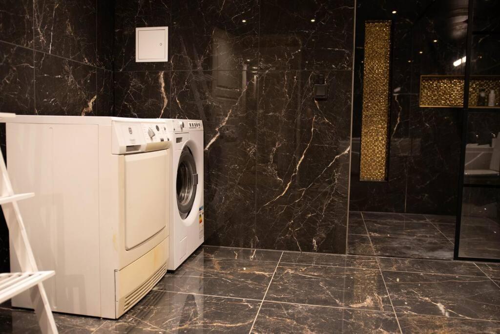 Historical Malt Factory Apartment, 6 Bedrooms, Sleeps 12 , Hot Tub Helsingborg Zewnętrze zdjęcie
