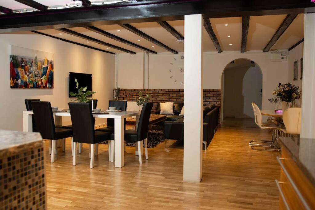 Historical Malt Factory Apartment, 6 Bedrooms, Sleeps 12 , Hot Tub Helsingborg Zewnętrze zdjęcie
